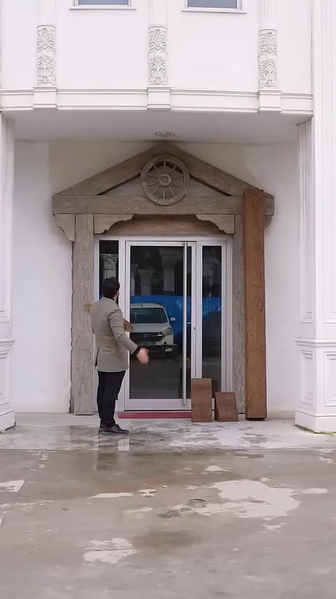 Kapı üstündeki dokulu kiriş ve alınlık detayları inceleniyor