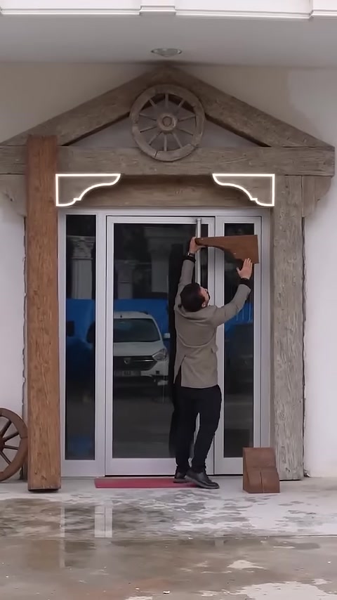 Kapı üstü kirişin iki yanındaki dekoratif payandalar vurgulanıyor