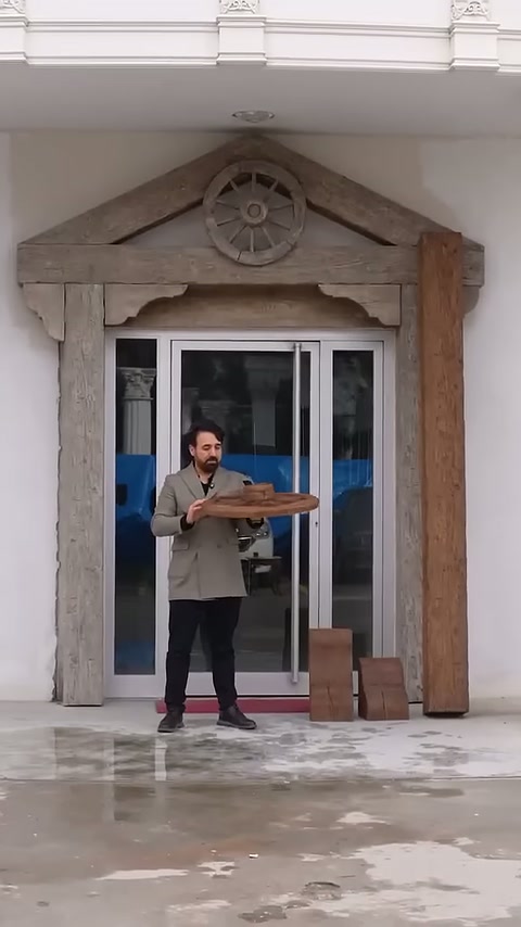 Usta ahşap dokulu küçük konsol parçalarını girişte tanıtıyor.