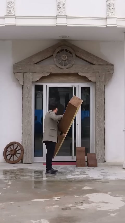 Usta uzun köşeli payanda modelini kapı yanında sergiliyor.
