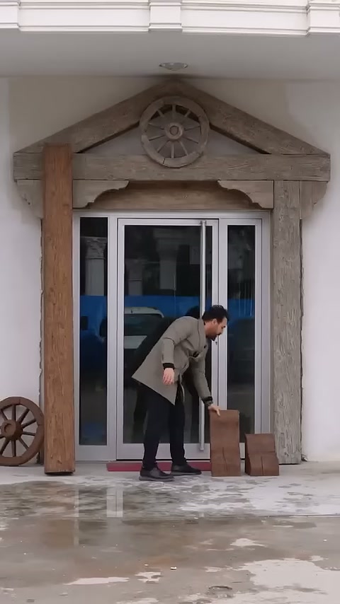 Girişin sağındaki dikey kiriş yanında küçük konsol hazırlanıyor.