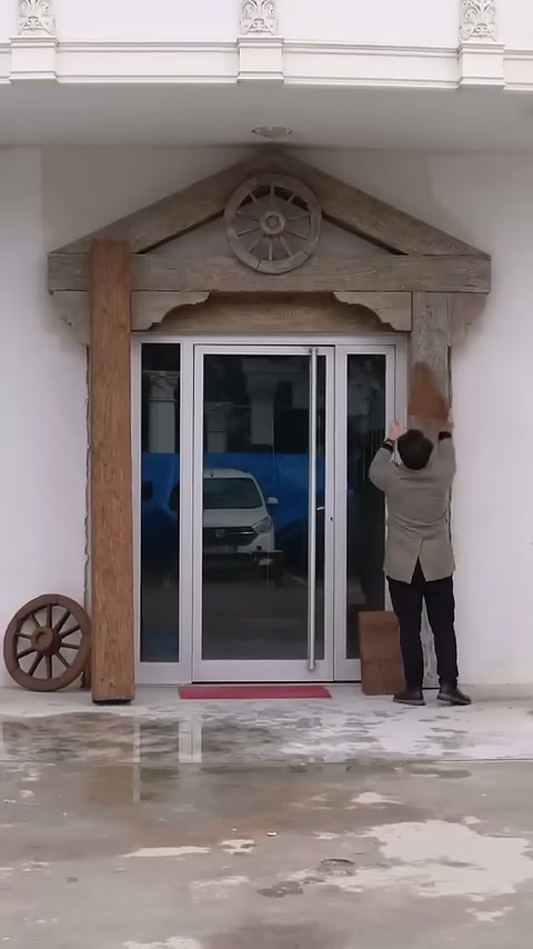 Sağ üst köşede konsol payandanın yerleşimi elle gösteriliyor.