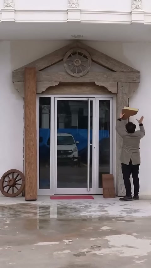 Usta küçük payanda parçasını sağ kiriş üzerinde konumlandırıyor.