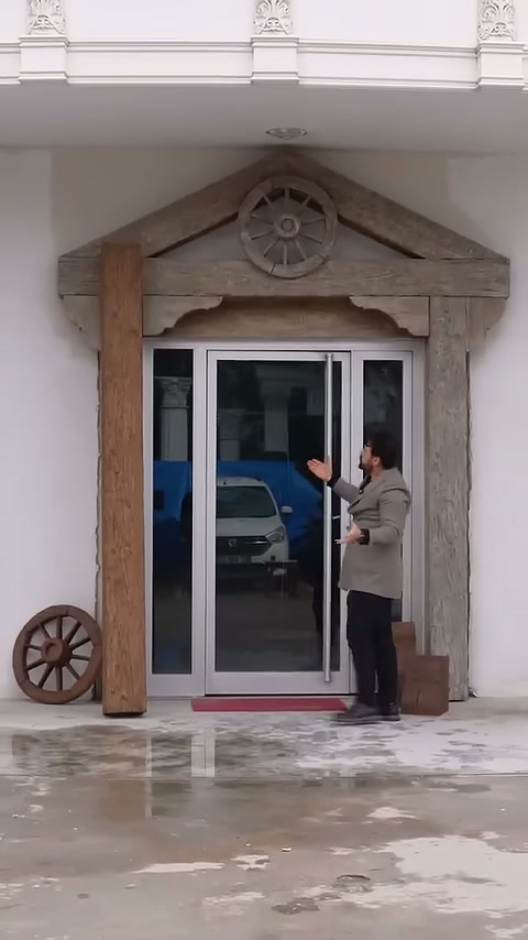 Tamamlanan kapı çerçevesinde rustik kiriş ve konsollar sunuluyor.