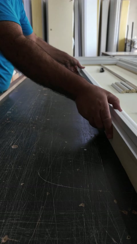 Yapıştırıcı uygulanmış panelde kademeli profil çerçevesi görülüyor