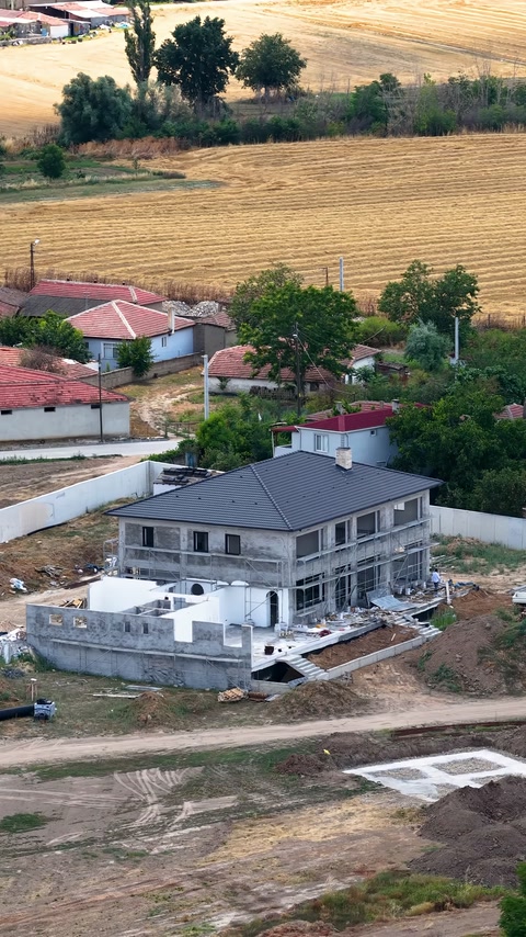 Keşif yapılan villanın inşaat halindeki dış görünümü görülüyor