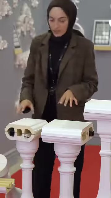 Sunucu iki profil arasındaki biçim farklarını elleriyle anlatıyor.