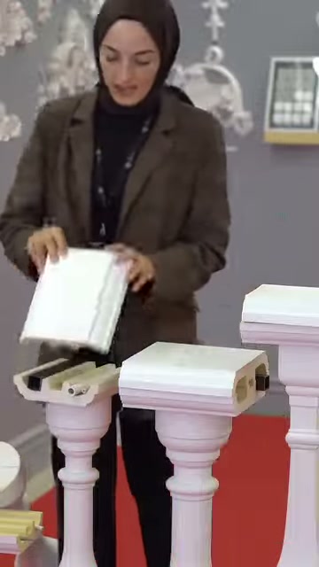 Beyaz üst kapak, kanallı küpeşte gövdesinden kaldırılıyor.