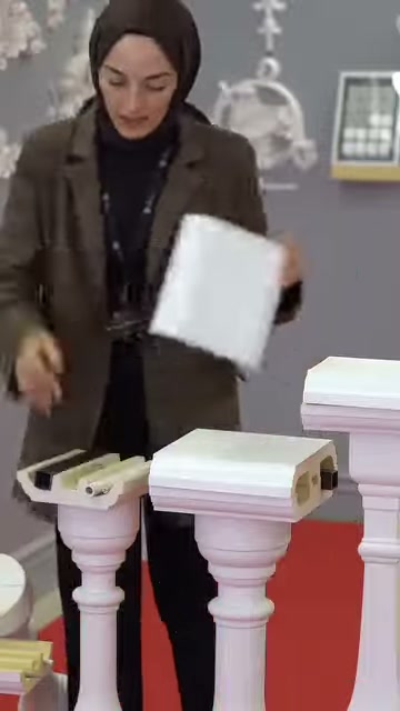 Çıkarılan kapak parçası, açık profil boşluğunun üzerinde tutuluyor.