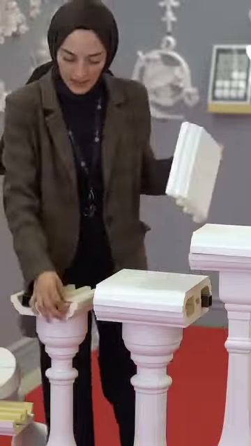 Sunucu profil kapağını tutarken içteki kanal parçalarına dokunuyor.