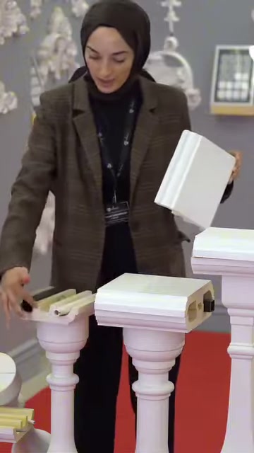 Beyaz kapak, içi açık küpeşte kesitinin yanında sergileniyor.