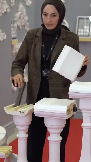 Sunucu elindeki kapakla küpeşte iç yapısını karşılaştırıyor.