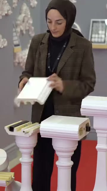 Farklı biçimli beyaz kapak parçası profil gövdesine yaklaştırılıyor.