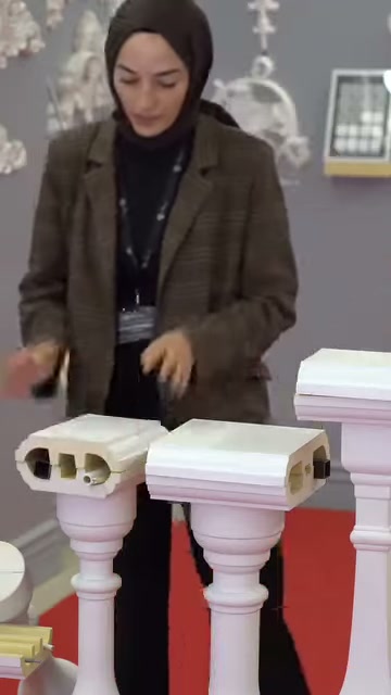 Birleştirilen küpeşte profilinin üst yüzeyi elle kontrol ediliyor.