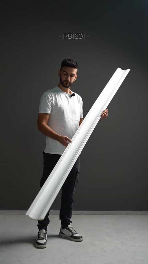 Geniş ve sade kavisli kartonpiyer profili önden gösteriliyor.
