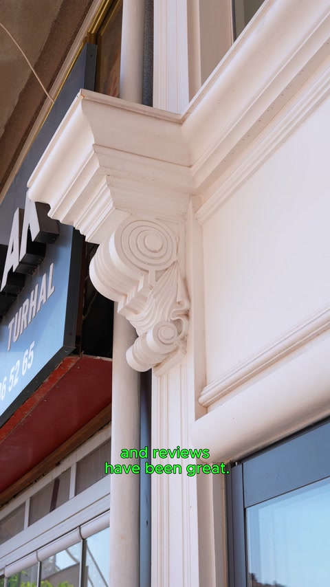 Cephe köşesinde volüt başlıklı pilaster ve kat silmesi detayı