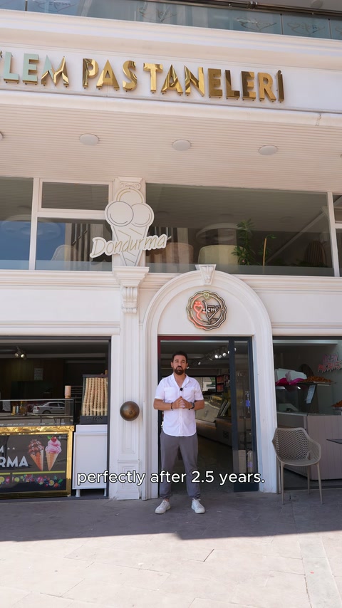 Tamamlanmış dükkân cephesinde tabela, balkon korkuluğu ve kemerli giriş öne çıkıyor.