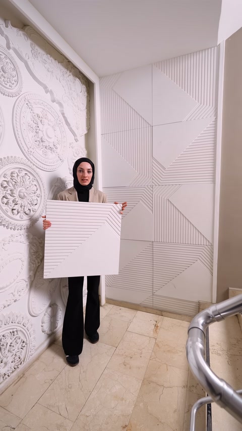Sunucu, çapraz çizgili kare panel modelinin ön yüzünü tanıtıyor