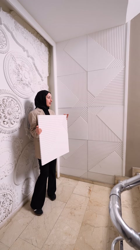Çizgili panel numunesi, merdiven alanındaki kaplama ile birlikte gösteriliyor