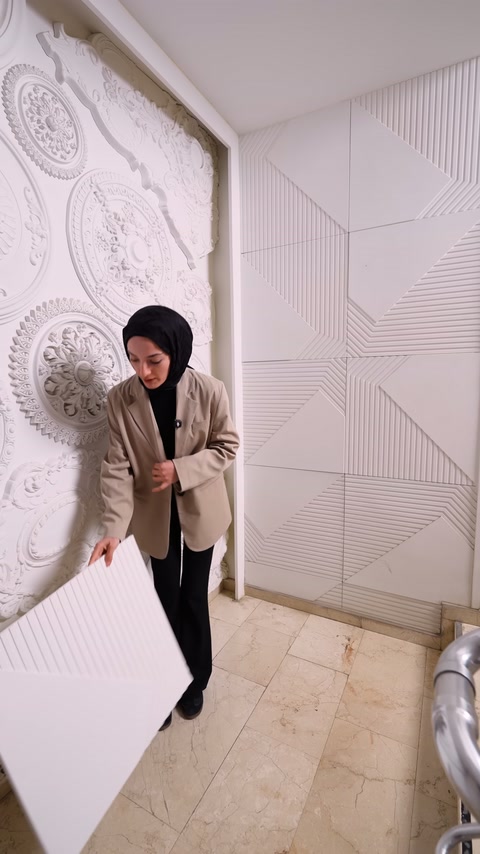 Kare panel numunesi, sunucu tarafından zemine doğru indirilirken görülüyor