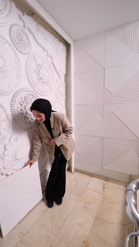 Sunucu paneli zemine bırakırken tamamlanmış duvar kaplaması arkada kalıyor
