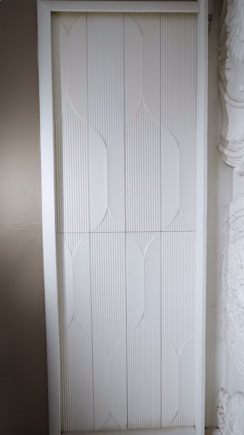 Tamamlanmış niş kaplamasında ince oluklar ve oval geometriler öne çıkıyor