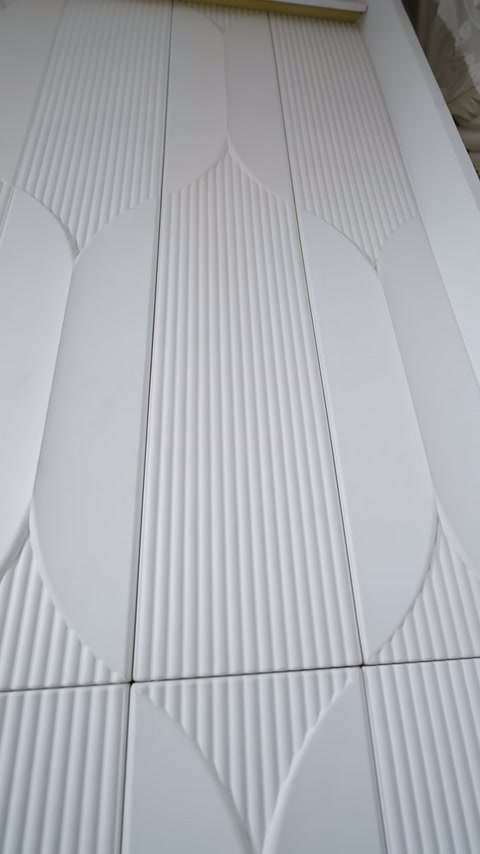 Dikey panel birleşiminde oluklu yüzey ve baklava biçimli detay görülüyor