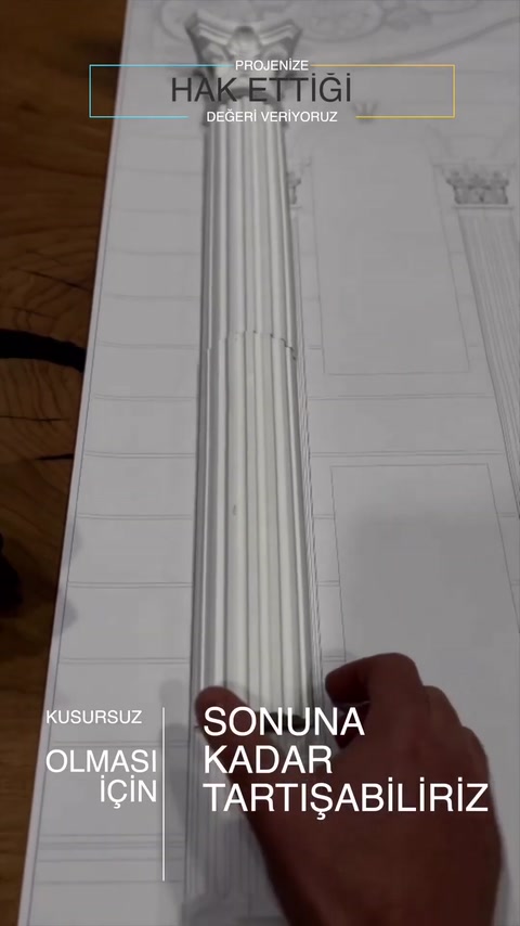 Yivli sütun gövdesinin alt bölümü elle konumlandırılıyor