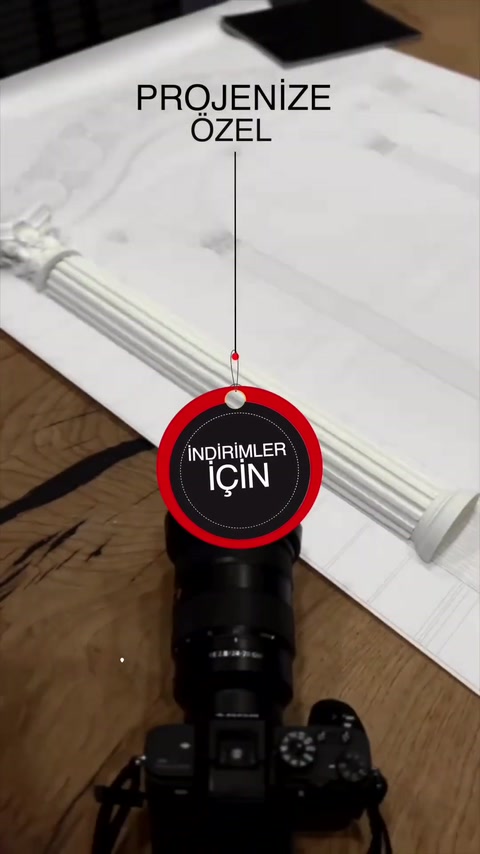 Sütun örneği teknik çizimlerin yanında kamera önünde sergileniyor
