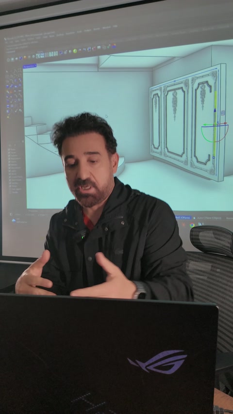 Sunucu, projeksiyonda dekoratif duvar panoları bulunan iç mekân modelini anlatıyor.