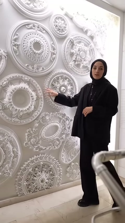 Dekoratif göbek koleksiyonu aydınlatılmış showroom panosunda topluca sergileniyor