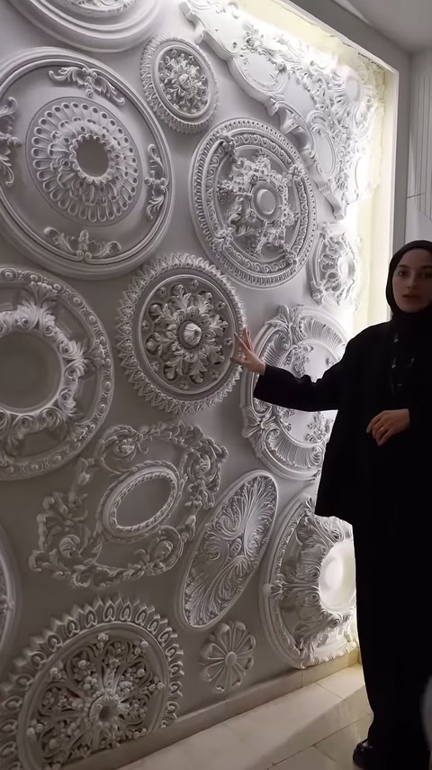 Sunucu, halka biçimli motiflerle çevrili çiçekli göbeği tanıtıyor