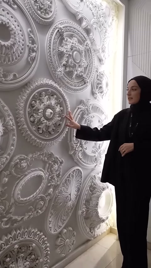 Beyaz tavan göbekleri dikey sergi panosuna düzenli biçimde sabitlenmiş