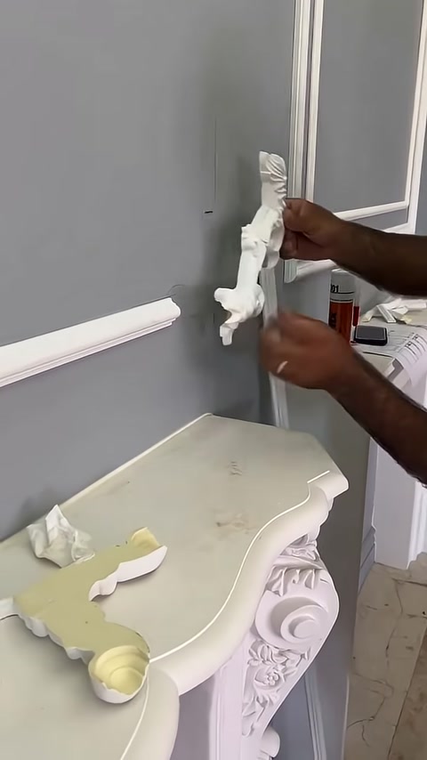 Uzun işlemeli süs parçası duvar uygulaması için hazırlanıyor