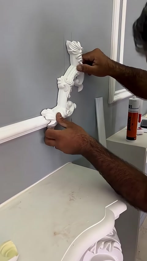 Dikey dekoratif parça yatay duvar çıtasıyla hizalanıyor
