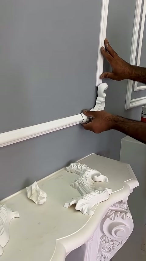 Dekoratif köşe parçası duvar profillerinden ayrılmaya hazırlanıyor