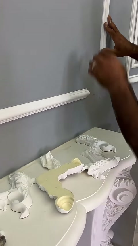 Usta sökülen süs parçasının ardından duvar yüzeyini gösteriyor