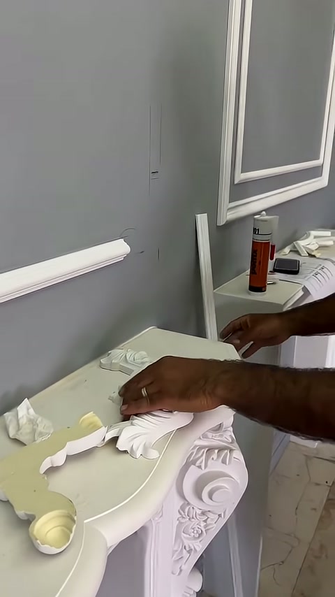 Yeni işlemeli parça çalışma sehpasından alınarak duvara taşınıyor