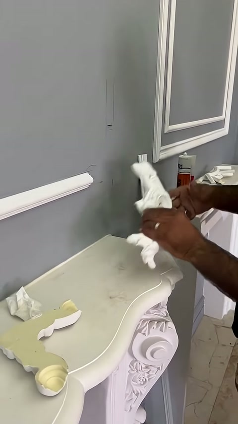 Uzun yaprak desenli süs elemanı uygulama alanına getiriliyor