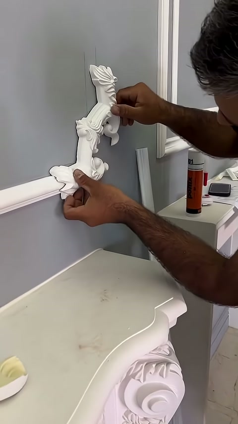 Usta uzun dekoratif parçayı dikey çıta yanında konumlandırıyor