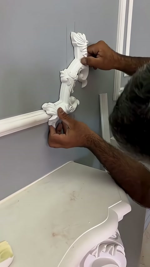 Yaprak motifli uzun süsün yönü çıta hattına göre ayarlanıyor