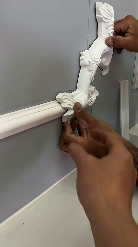 Uzun süs elemanının alt kıvrımı yatay çıtaya doğru indiriliyor