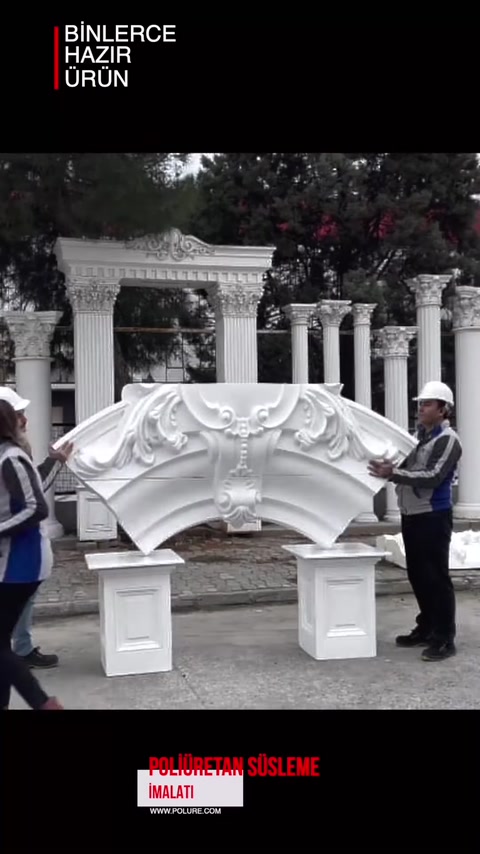 Birleştirilen geniş kemer ve kabartmalı merkez süslemesi sergileniyor