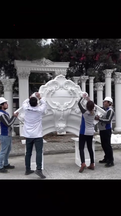 Ustalar kemerin büyük tepe motifini dikkatlice yerine yerleştiriyor