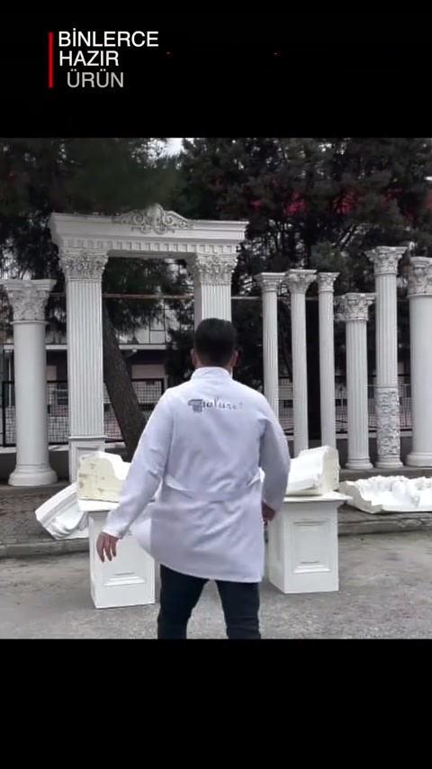 Açık alandaki çalışan sütun ve kemer parçalarının kurulumunu inceliyor