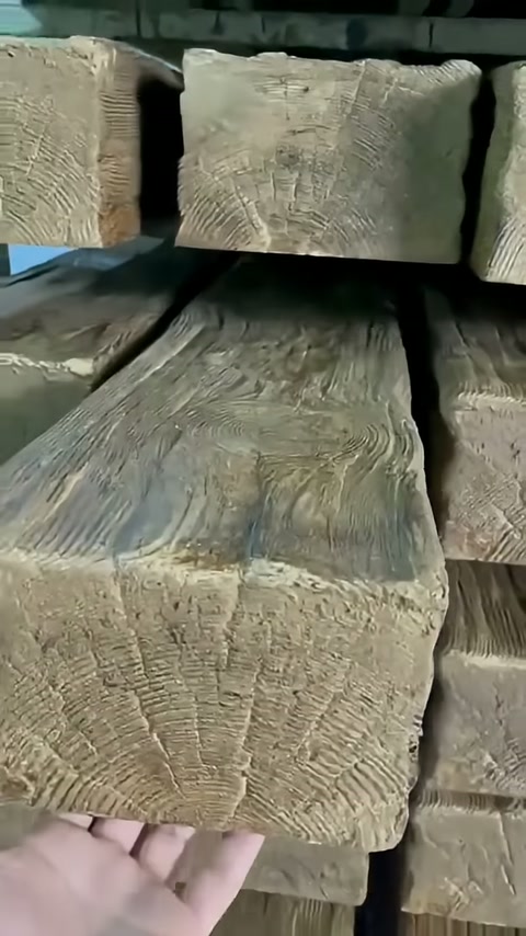 Raf önünde tutulan merteğin boyuna ahşap damarları öne çıkıyor.
