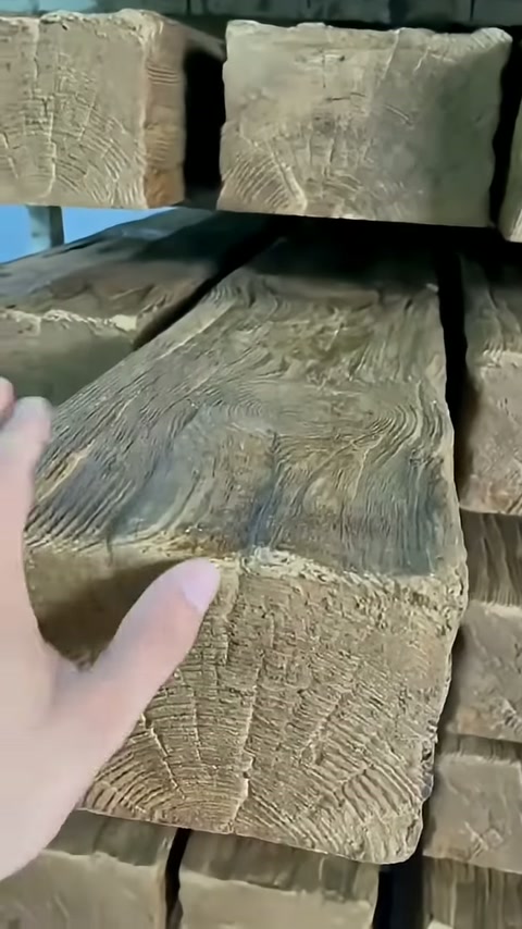 Parmak, kirişin pürüzlü kesit kenarını yakından işaret ediyor.