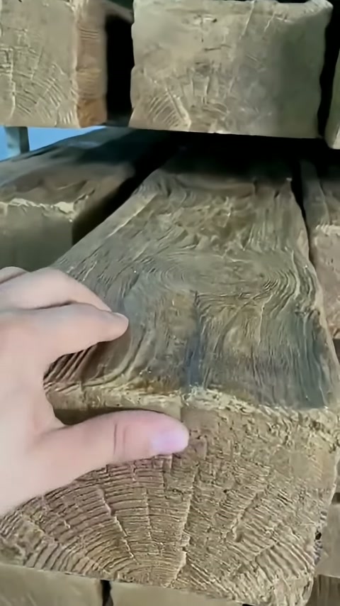 El, dekoratif merteğin köşesiyle üst yüzey dokusunu kontrol ediyor.