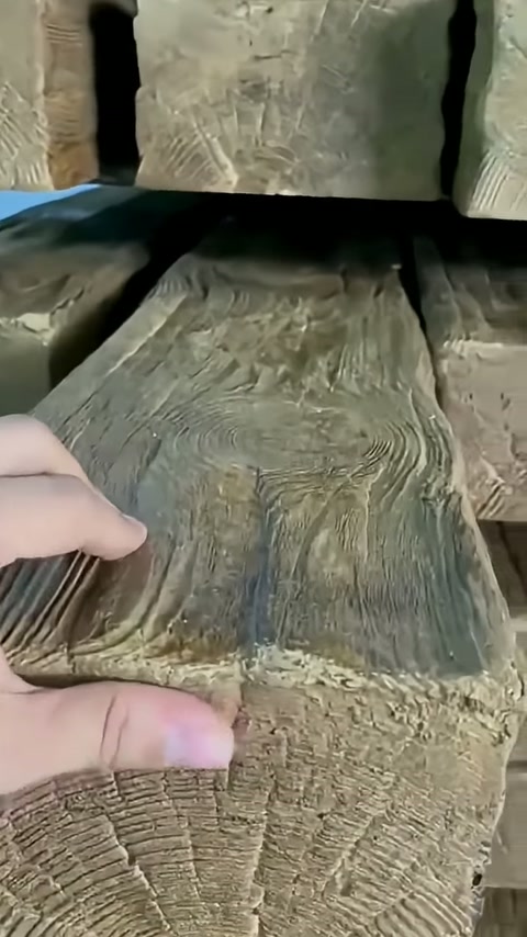 Parmaklar, kalın kirişin köşe birleşimi boyunca yüzeyi kavrıyor.