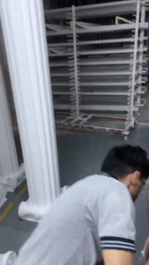 Usta sütun çevresindeki karton parçayı keserek gövdeden uzaklaştırıyor